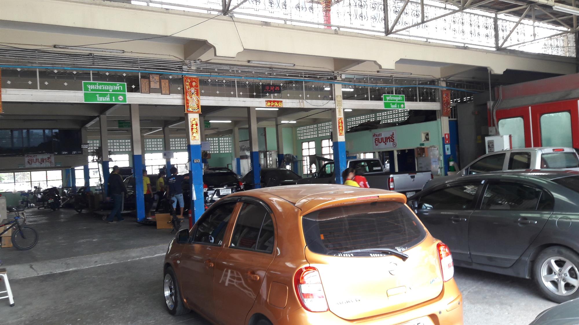 ที่จอดรถรอส่งคืนลูกค้า