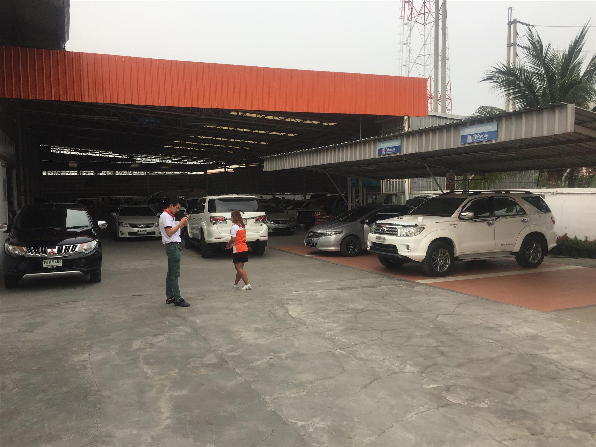 ที่จอดรถรอส่งคืนลูกค้า